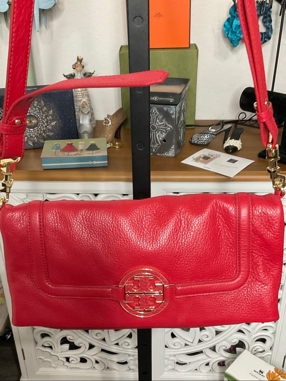 Tory Burch Like New Red Leather Shoulder Bag with Gold Logo Disc - Picture 4 of 8